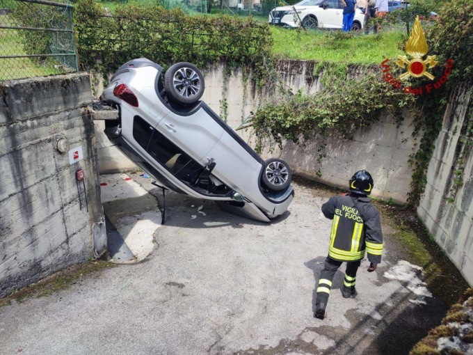 Auto finisce capovolta nella rampa di un garage a Domegge, due feriti