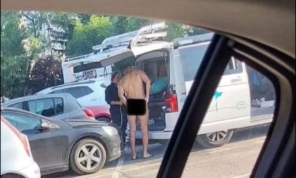 Cortina, dilaga il “turismo cafone”: nudi in centro e docce sotto le grondaie