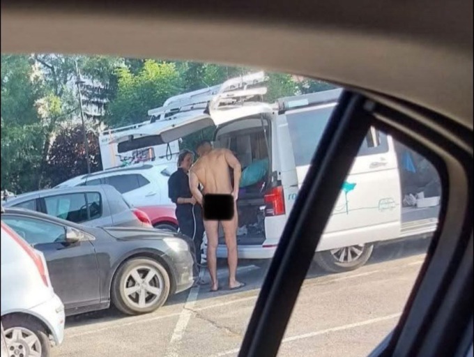 Cortina, dilaga il “turismo cafone”: nudi in centro e docce sotto le grondaie