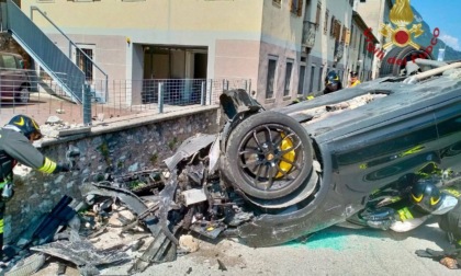 Suv esce di strada a Longarone e abbatte un muretto