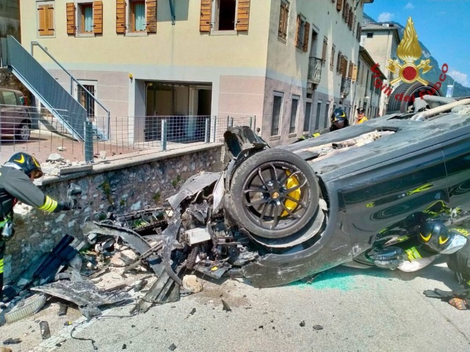 Suv esce di strada a Longarone e abbatte un muretto