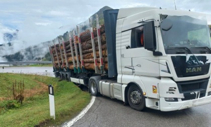 Tir bloccato sul Giau: traffico a senso unico alternato