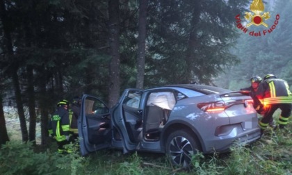 Precipitano con l’auto nella scarpata e si schiantano contro un albero: tre feriti, di cui uno grave