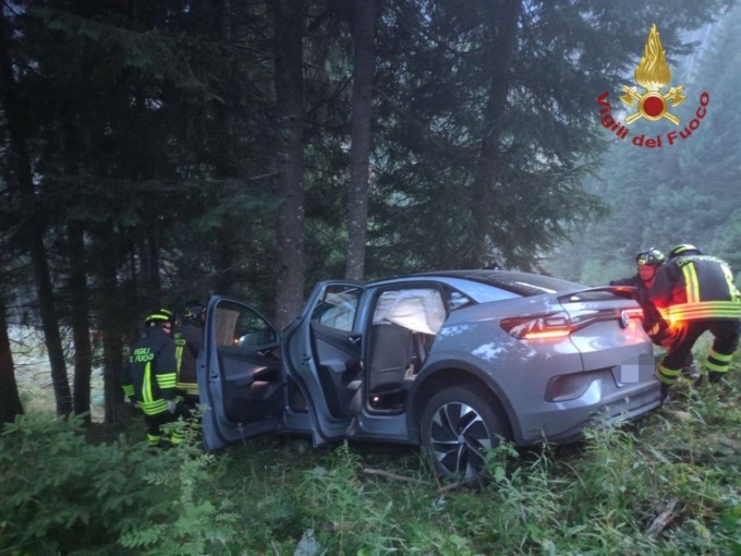 Precipitano con l’auto nella scarpata e si schiantano contro un albero: tre feriti, di cui uno grave