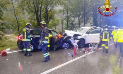 Sedico, scontro frontale tra due auto: quattro feriti