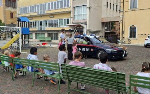 “Vi vogliamo bene carabinieri!”: disegni e applausi al Polo Sperti