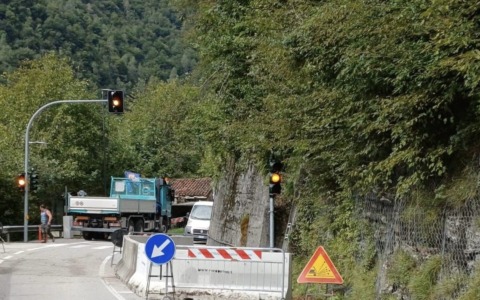 Val di Zoldo, enorme masso cade sulla Provinciale: strada riaperta