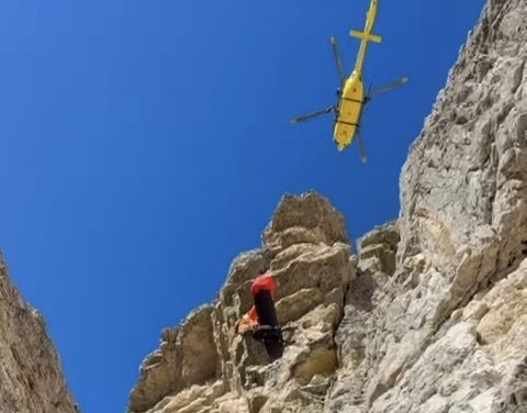 Alpinista cade sulla Cima Grande di Lavaredo: è grave, trasportato a Treviso