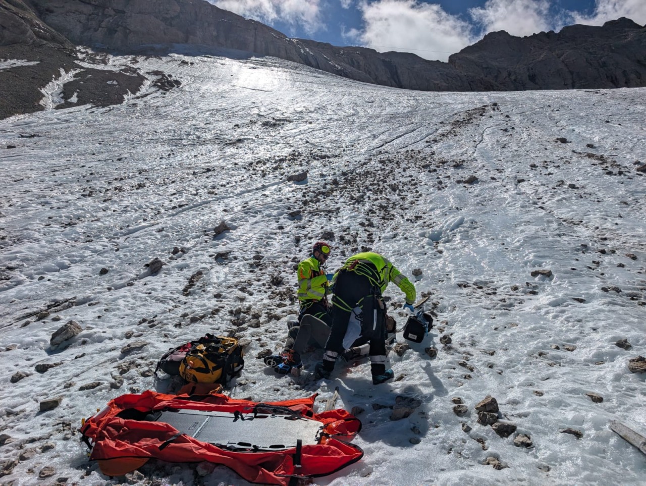Marmolada, 37enne di Merano scivola per 250 metri sul ghiaccio