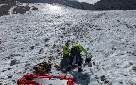 Marmolada, 37enne di Merano scivola per 250 metri sul ghiaccio