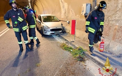 Schianto sull’Alemagna: strada chiusa e un passeggero in ospedale