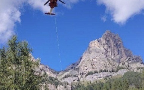 Mucca in difficoltà salvata con l’elicottero a Selva di Cadore
