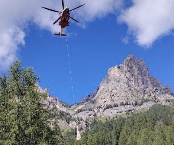 Mucca in difficoltà salvata con l’elicottero a Selva di Cadore