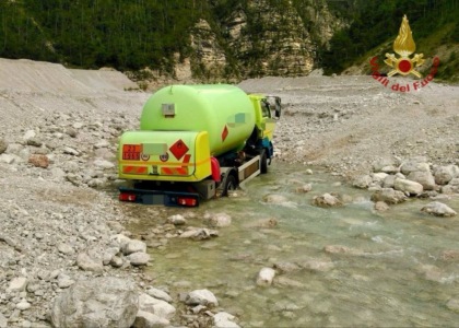 Autocisterna bloccata in un guado, intervento dei Vigili del Fuoco per mettere in sicurezza il carico di GPL