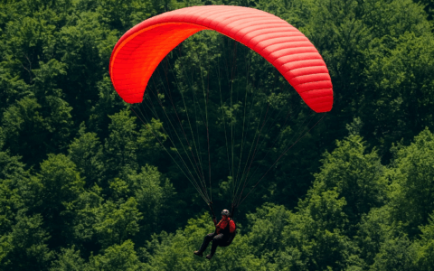 Parapendio precipita dopo il decollo dal Rifugio Dolada: ferito 40enne trevigiano