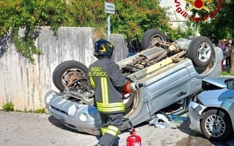 Schianto in via Giovanni Paolo I: auto si ribalta, due feriti a Belluno