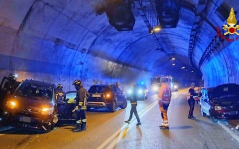 Incidente nella galleria delle Anime a Cencenighe: tre feriti, traffico bloccato per un’ora