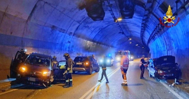 Incidente nella galleria delle Anime a Cencenighe: tre feriti, traffico bloccato per un’ora