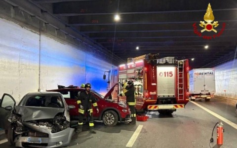 Schianto in galleria sull’A27, un ferito e traffico bloccato