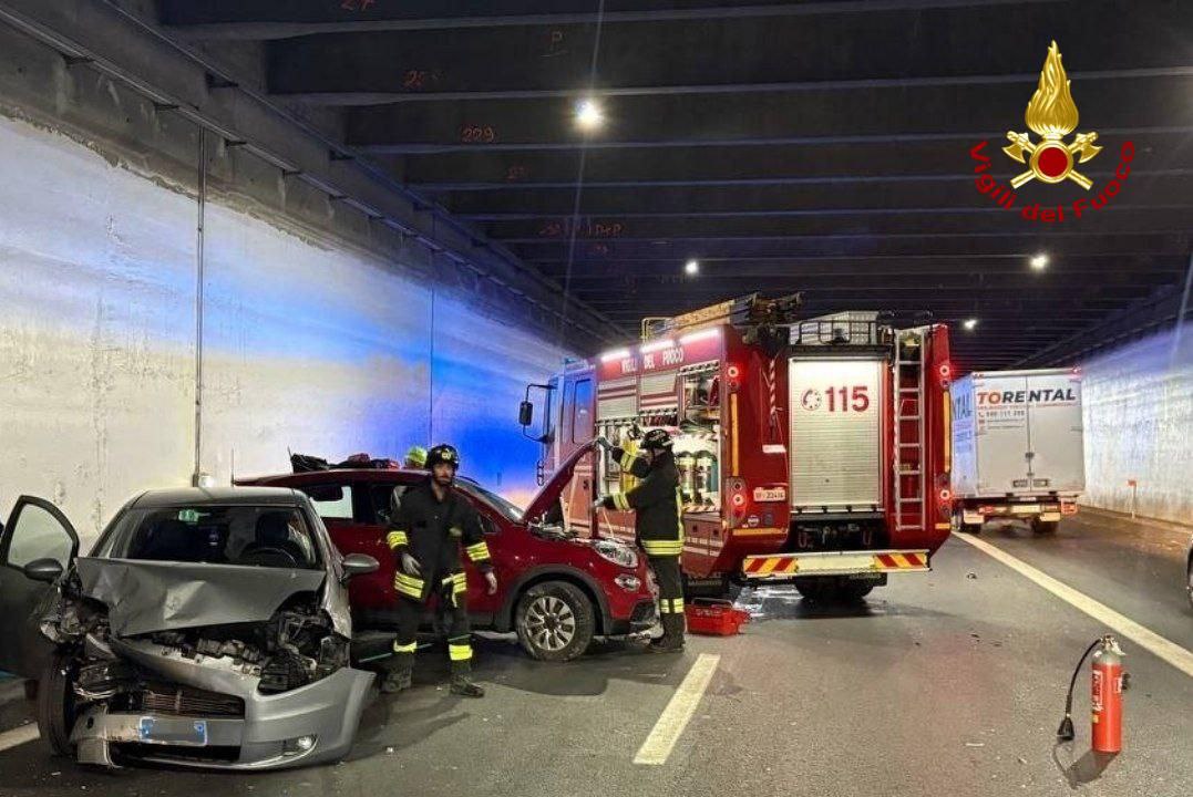 Schianto in galleria sull’A27, un ferito e traffico bloccato