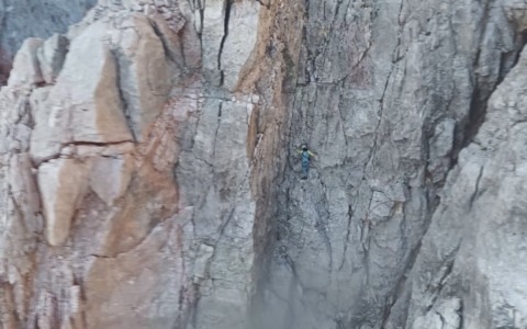 Croda Bianca, paura in parete: alpinista resta bloccata a metà discesa, salvata con il verricello