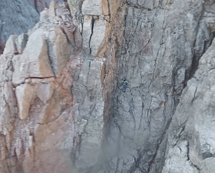 Croda Bianca, paura in parete: alpinista resta bloccata a metà discesa, salvata con il verricello