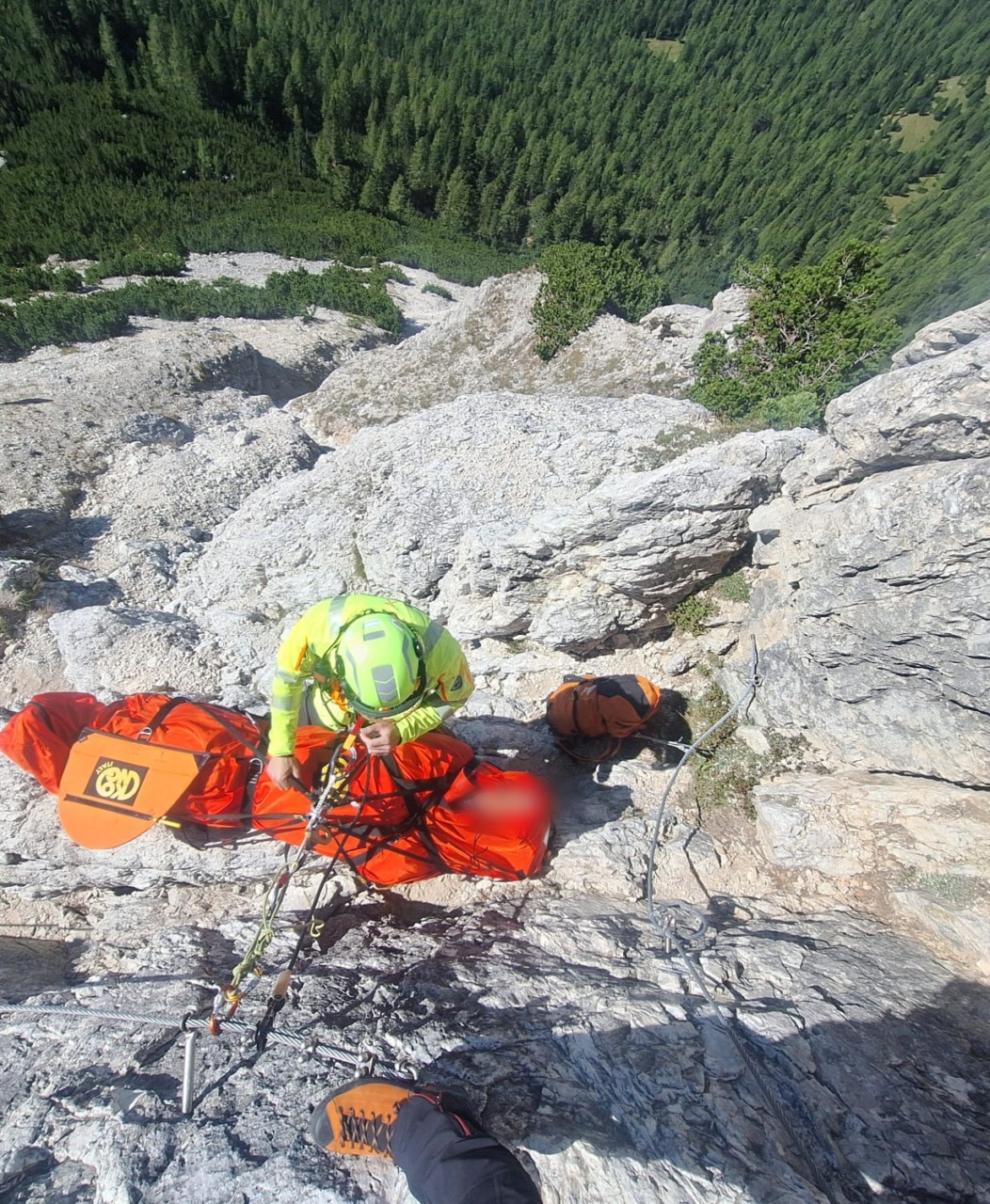 Sass de Stria, escursionista precipita dalla ferrata e resta ferito a un’anca