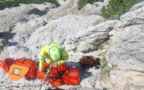 Sass de Stria, escursionista precipita dalla ferrata e resta ferito a un’anca