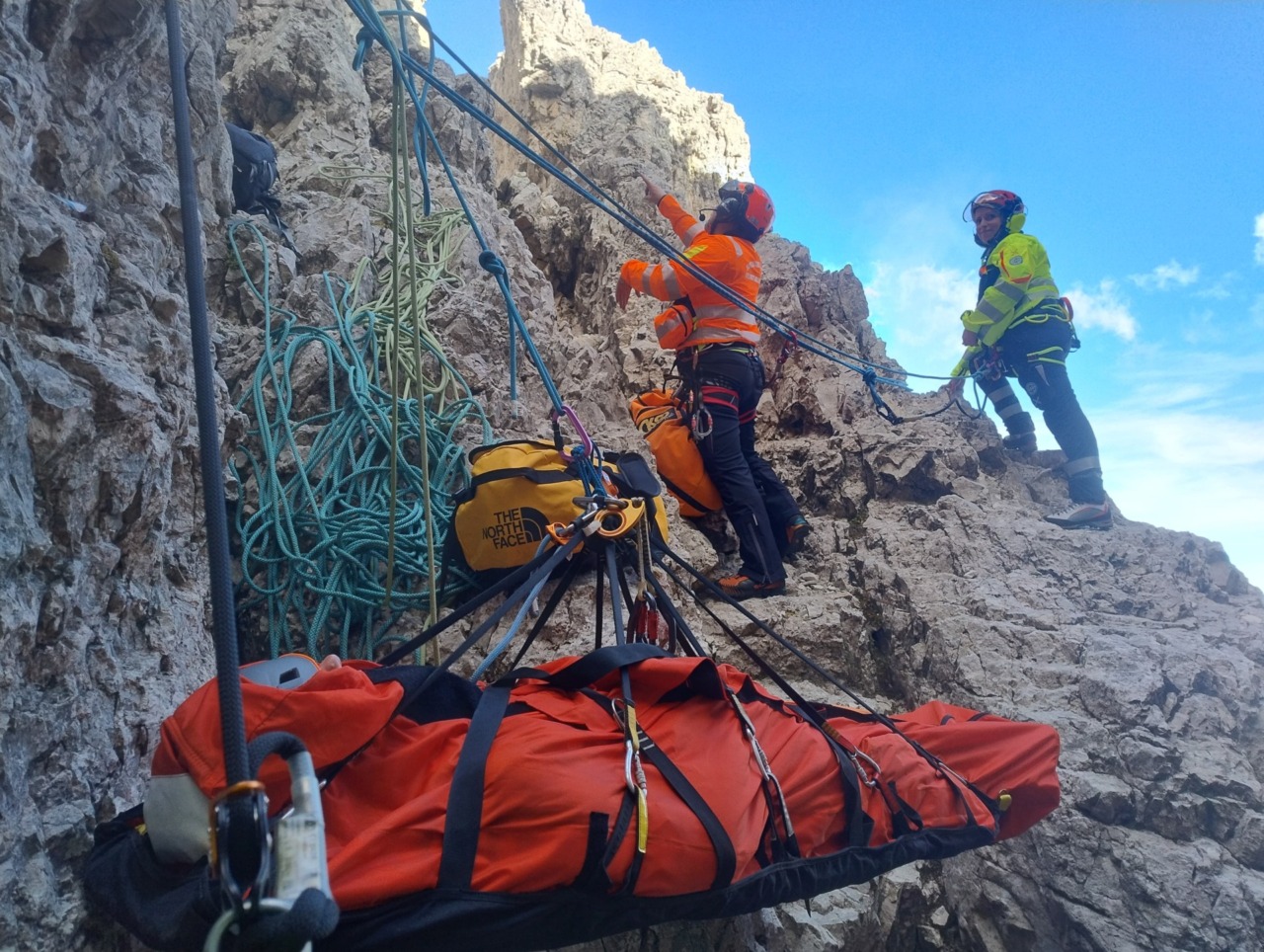 Tre interventi in poche ore per il Soccorso alpino sulle Dolomiti: alpinista ferito alle Tre Cime, incidente in auto e caduta sotto il Bec de Roces