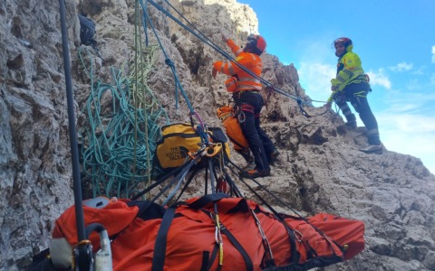 Tre interventi in poche ore per il Soccorso alpino sulle Dolomiti: alpinista ferito alle Tre Cime, incidente in auto e caduta sotto il Bec de Roces