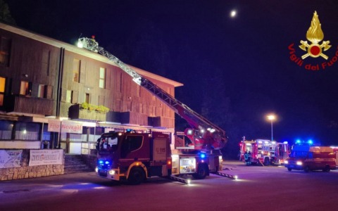 Nevegal, incendio al tetto di un edificio: vigili del fuoco in azione per tre ore