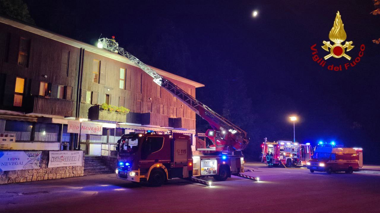 Nevegal, incendio al tetto di un edificio: vigili del fuoco in azione per tre ore