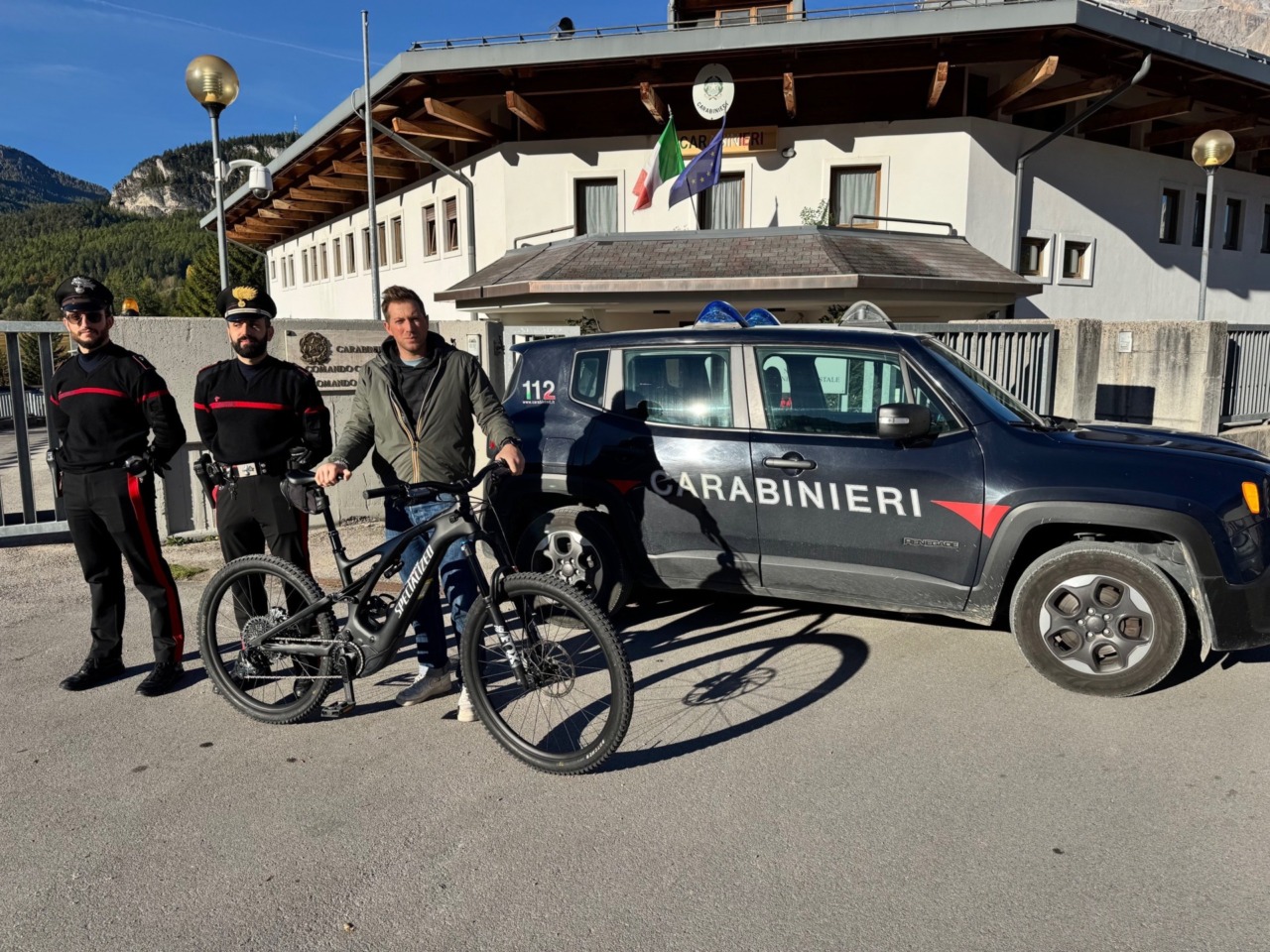 Cortina, ruba una e-bike da 14.500 euro e aggredisce il negoziante: arrestato dai carabinieri