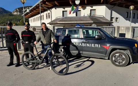 Cortina, ruba una e-bike da 14.500 euro e aggredisce il negoziante: arrestato dai carabinieri
