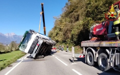 Borgo Valbelluna, camion si ribalta sulla SP1 a Villapiana: autista in ospedale
