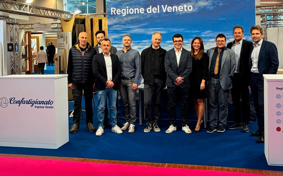 Export del legno bellunese: flessione nei mobili (-22%), ma cresce verso Est. Nove aziende protagoniste ad Arredamont