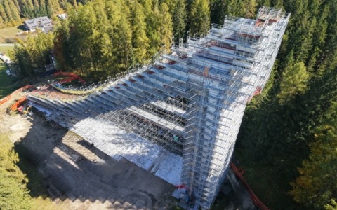 Cortina, maxi impalcatura da 22 chilometri di tubi per il restauro del trampolino di Zuel