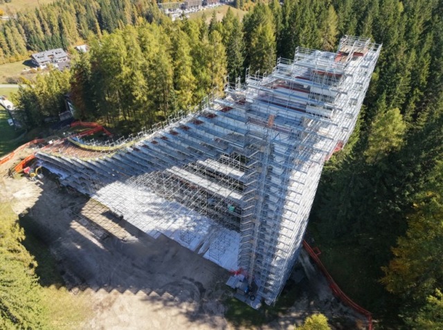 Cortina, maxi impalcatura da 22 chilometri di tubi per il restauro del trampolino di Zuel