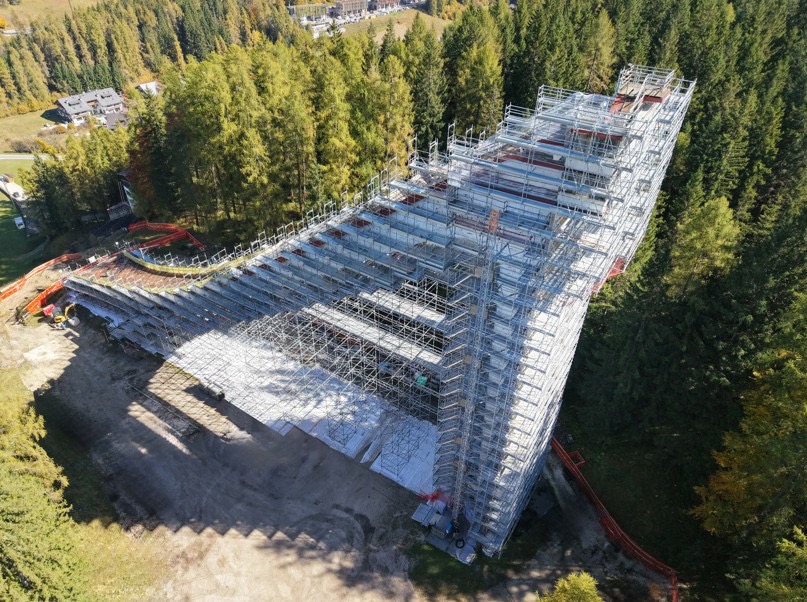 Cortina, maxi impalcatura da 22 chilometri di tubi per il restauro del trampolino di Zuel