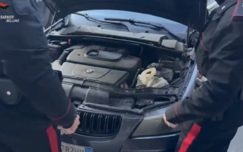 Cortina, 33enne arrestato con mezzo chilo di marijuana nascosto nel vano motore