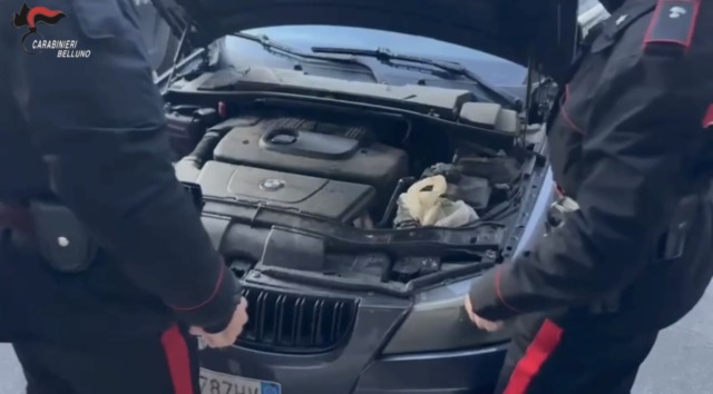 Cortina, 33enne arrestato con mezzo chilo di marijuana nascosto nel vano motore