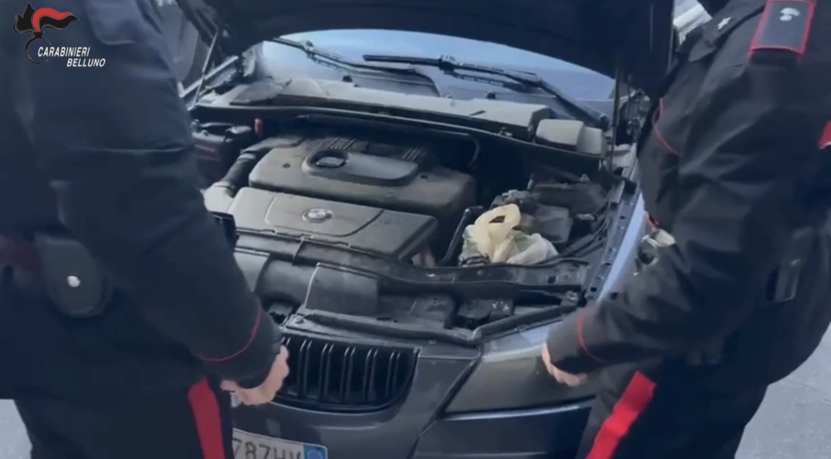 Cortina, 33enne arrestato con mezzo chilo di marijuana nascosto nel vano motore
