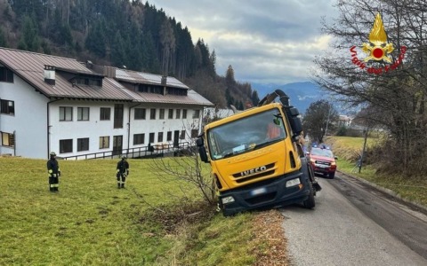 Spazzatrice finisce fuori strada a Domegge di Cadore, nessun ferito