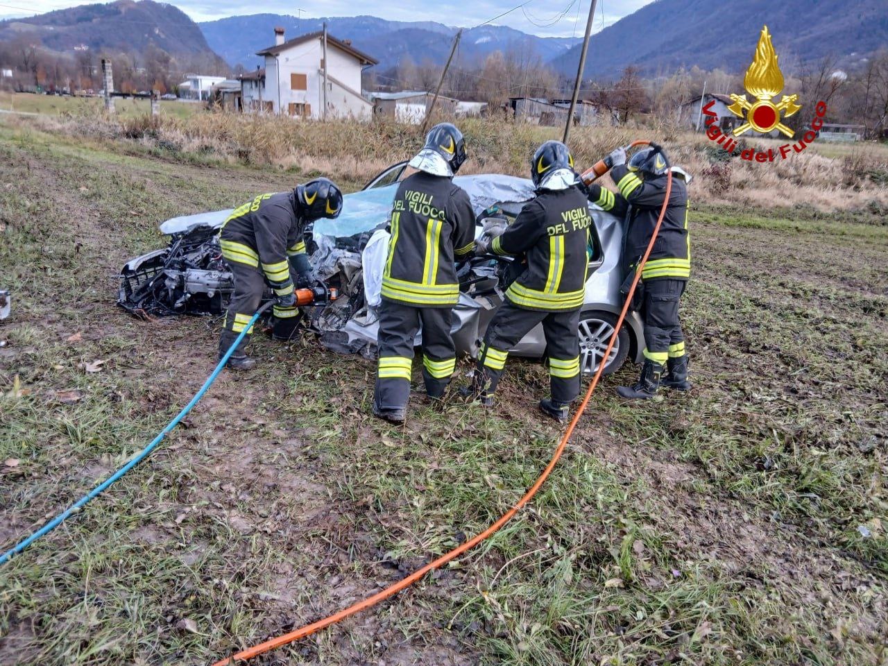Feltre, scontro tra auto e autobus: muore un 40enne, illeso il figlio di 2 anni