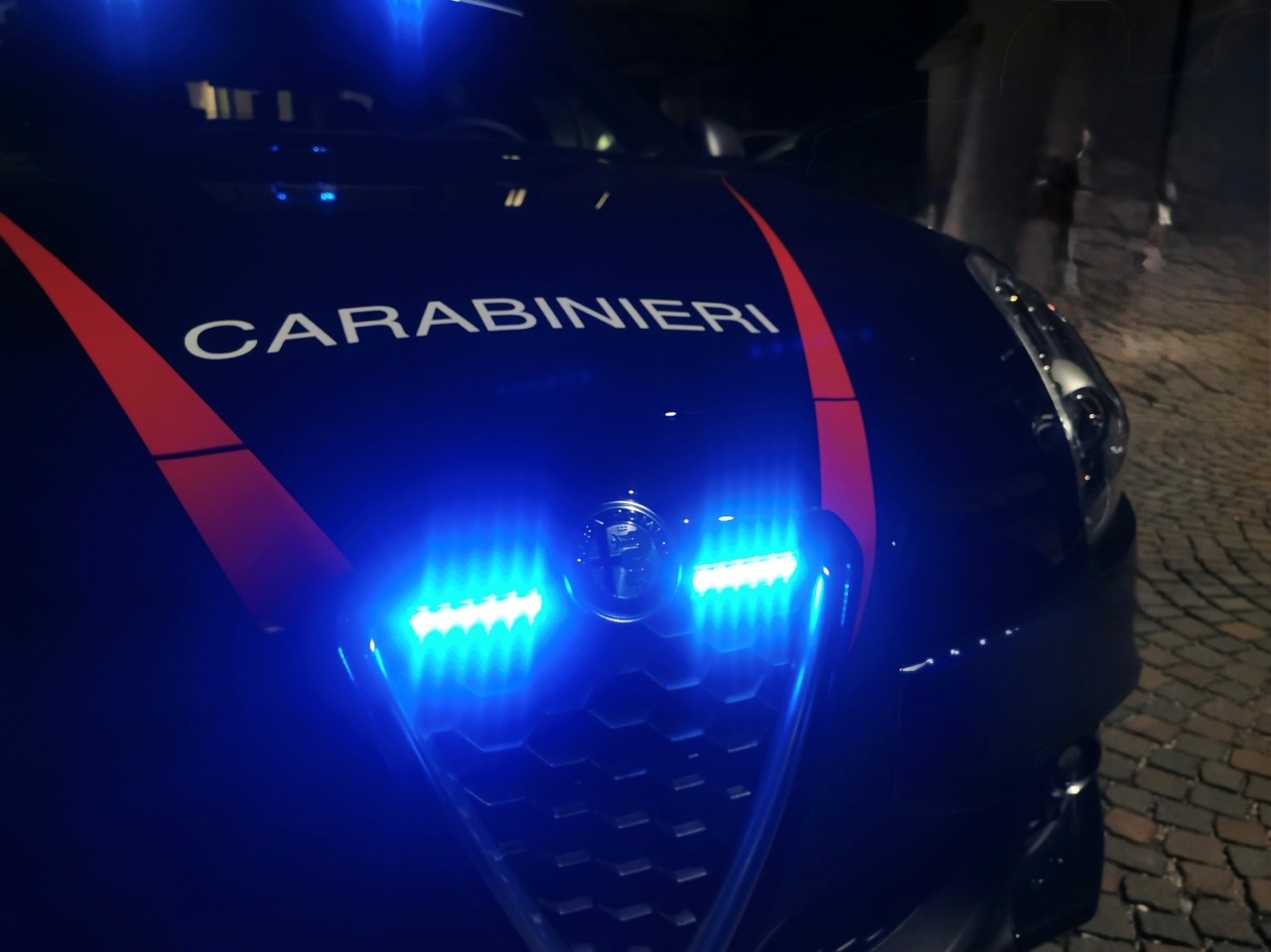 Fermato di notte sulla SP1 con un’auto rubata: senza patente, con hashish e attrezzi da scasso