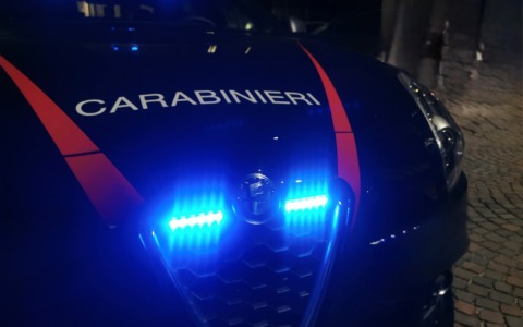 Fermato di notte sulla SP1 con un’auto rubata: senza patente, con hashish e attrezzi da scasso