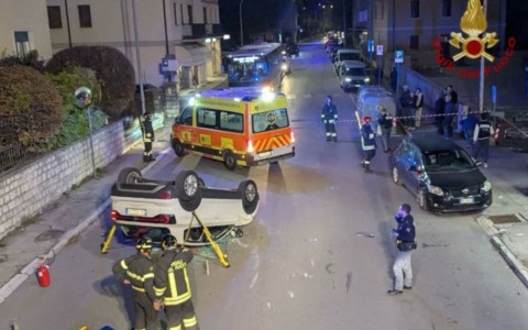 Urta un’auto parcheggiata, poi si ribalta: ferita la conducente