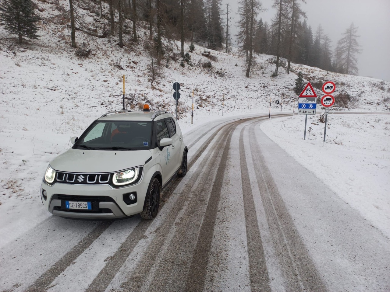 Prima neve sui passi dolomitici: strade imbiancate e mezzi in azione