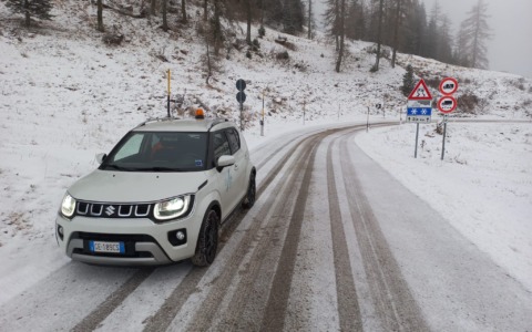 Prima neve sui passi dolomitici: strade imbiancate e mezzi in azione