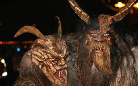 Il Premio Internazionale "Bellunesi che onorano la provincia in Italia e nel Mondo" è organizzato da Provincia di Belluno, Associazione Bellunesi nel Mondo e Rotary Club di Belluno, Feltre, Cadore-Cortina. Tre i premi principali riservati ai Bellunesi emigrati in Italia e nel mondo e ai loro discendenti, che mantengono vivo il legame con la terra delle radici e assegnato a personalità che si sono distinte nei seguenti settori: economico, imprenditoriale e professionale; istituzioni arte e cultura; sociale e solidaristico. I premiati 2025: Per il settore economico, imprenditoriale e professionale, il premio sarà assegnato a Maximino Jacinto Tormen e Luigi D’Alpaos. Per il settore istituzioni, arte e cultura il premio andrà a Chiara Isotton e Domenico Menini. Per il settore sociale e solidaristico il riconoscimento va a Leni Dalle Court e Luciano Onder. Il Premio Speciale “Barcelloni Corte – De Martin Modolado” sarà consegnato a Maurizio Paniz. Vista l’eccezionalità dell’evento, la commissione ha deciso di assegnare quest’anno un premio speciale alla carriera a Luigi Fant. Inizio ore 9:30. La cerimonia sarà allietata da un intervento musicale del soprano Chiara Isotton e del tenore Domenico Menini. La cerimonia, presentata da Nicola Maccagnan sarà trasmessa sulle onde di Radio ABM - voce delle dolomiti, la web radio dell’Associazione Bellunesi nel Mondo (www.bellunesinelmondo.it/radio-abm) Al termine della cerimonia, alle ore 13,00, a Palazzo Crepadona sarà inaugurata la mostra “Belluno nel cuore del mondo: 25 edizioni di merito e orgoglio”, dedicata ai vincitori delle 25 edizioni del Premio Internazionale Bellunesi che onorano la provincia in Italia e nel mondo.